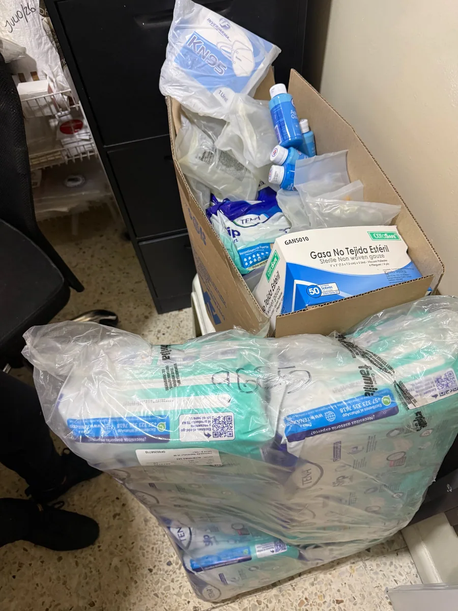 Cajas con gasas, tapabocas y otros insumos de cuidado.