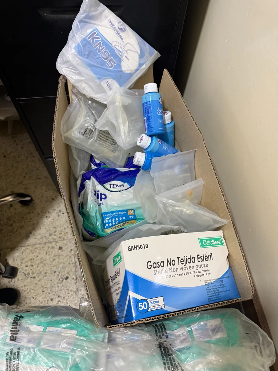 Detalle de una caja con insumos de higiene y cuidado.