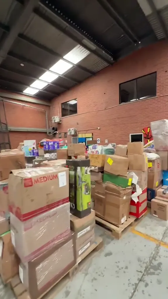 Cajas y paquetes organizados en un espacio de almacenamiento.