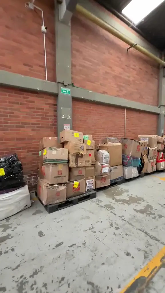 Recorrido entre cajas y paquetes reunidos en un espacio de almacenamiento.