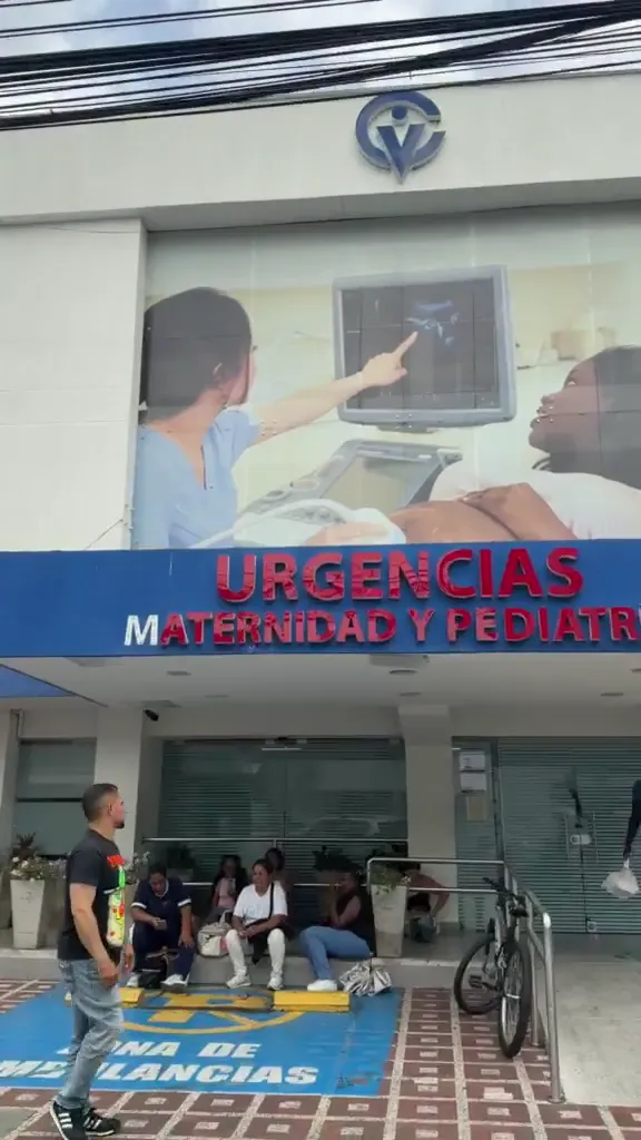 Personas caminan frente a la entrada de un centro de atención.