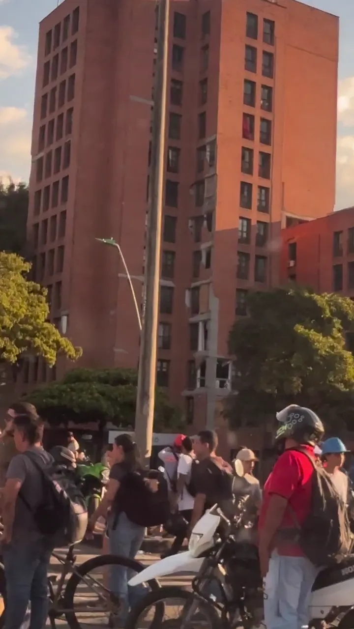 Personas reunidas en una calle de la ciudad.