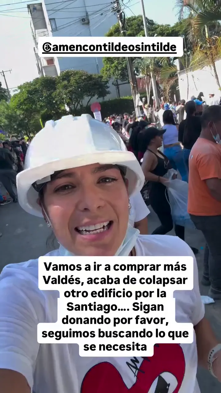 Una persona con casco y camiseta de Amén comparte un mensaje desde la calle.