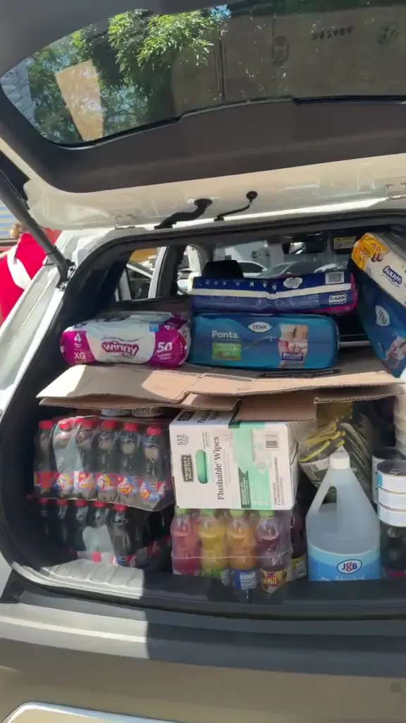 Productos de cuidado y otros artículos organizados en un vehículo.