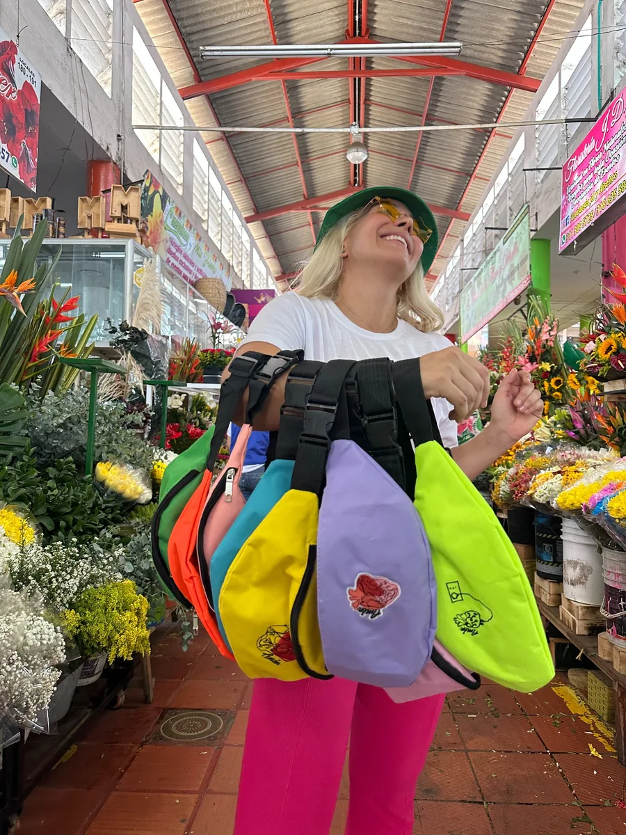 Canguros de colores con ilustraciones de corazones de AMEN, exhibidos entre flores.